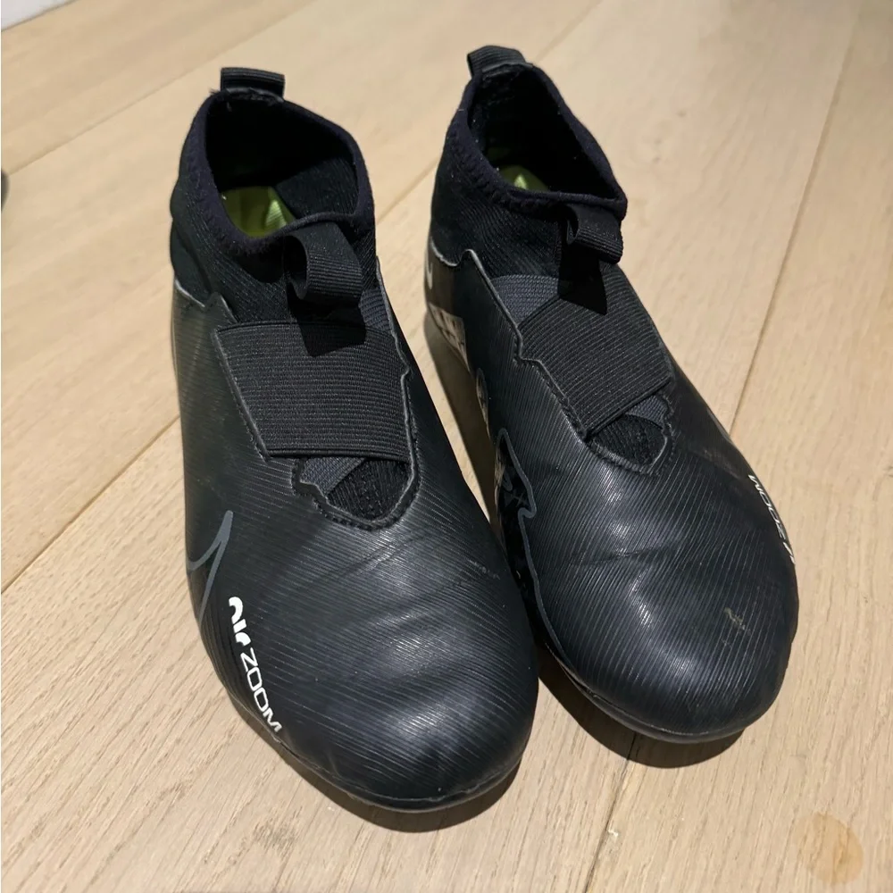 Nike Kids Black Soccer Cleats with Gray Swoosh